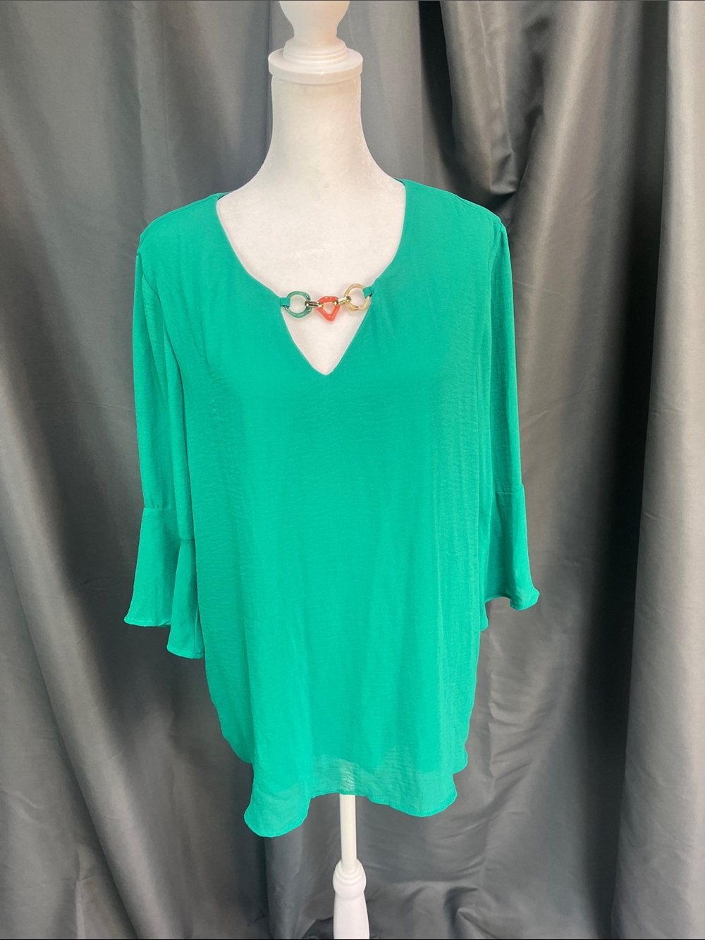 Chloe + Rene Women’s Green V-Neck Chain Accent Blouse